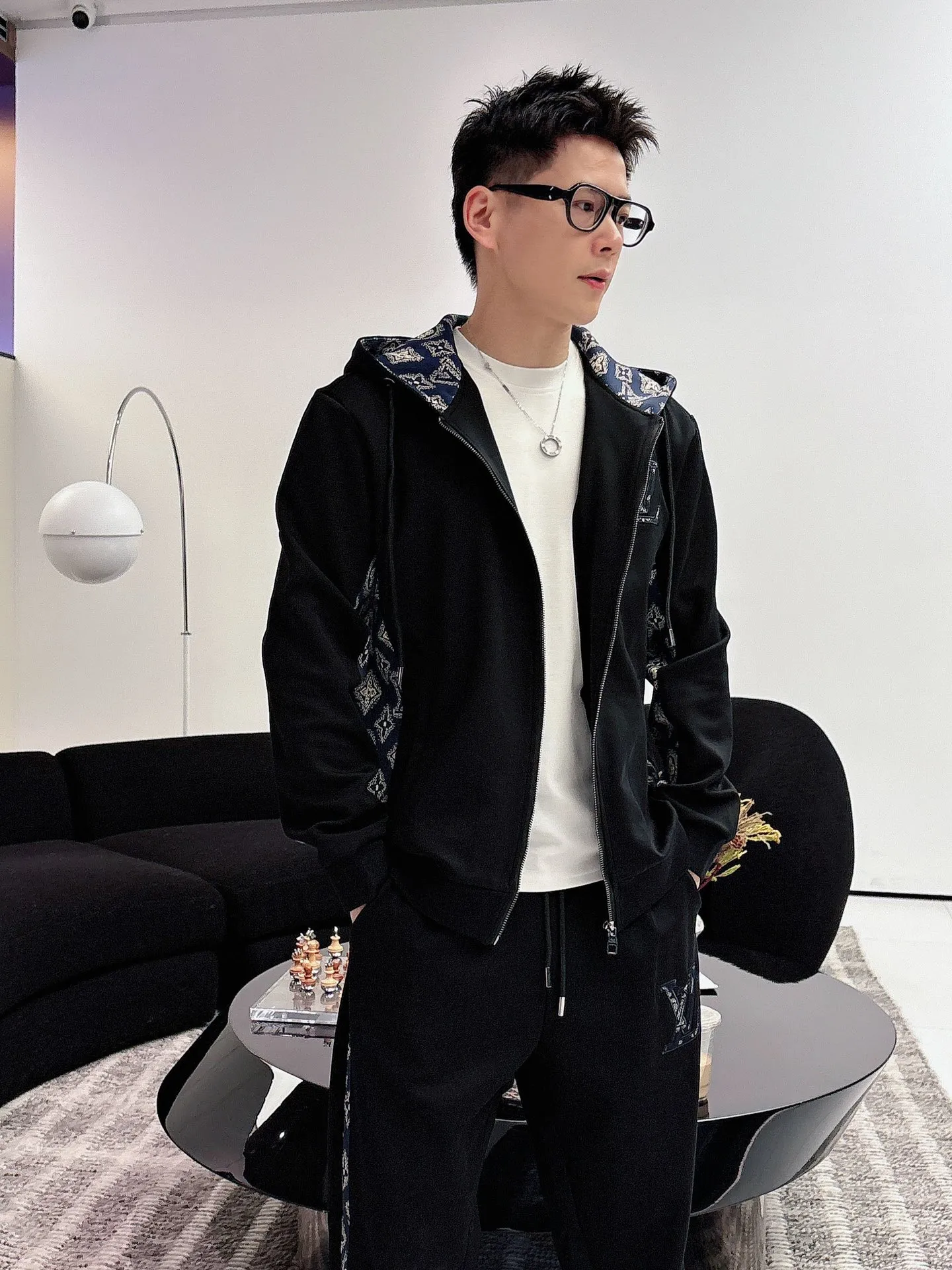 🅿️720 [LV Louis Vuitton] hot-selling suit is coming. Focus on the original version of the official website. 2025 new hot-selling cardigan and sweatshirt suit. The original order is the best. 🇭🇰The meticulous work of top designers. It has a fitting and perfect upper body effect. All-natural high-quality Tencel Roman cotton 100%, close-fitting comfort, noble and elegant! Original hardware embodies elegance and nobility! Counter size: M-3XL (maximum wear up to 190 pounds)